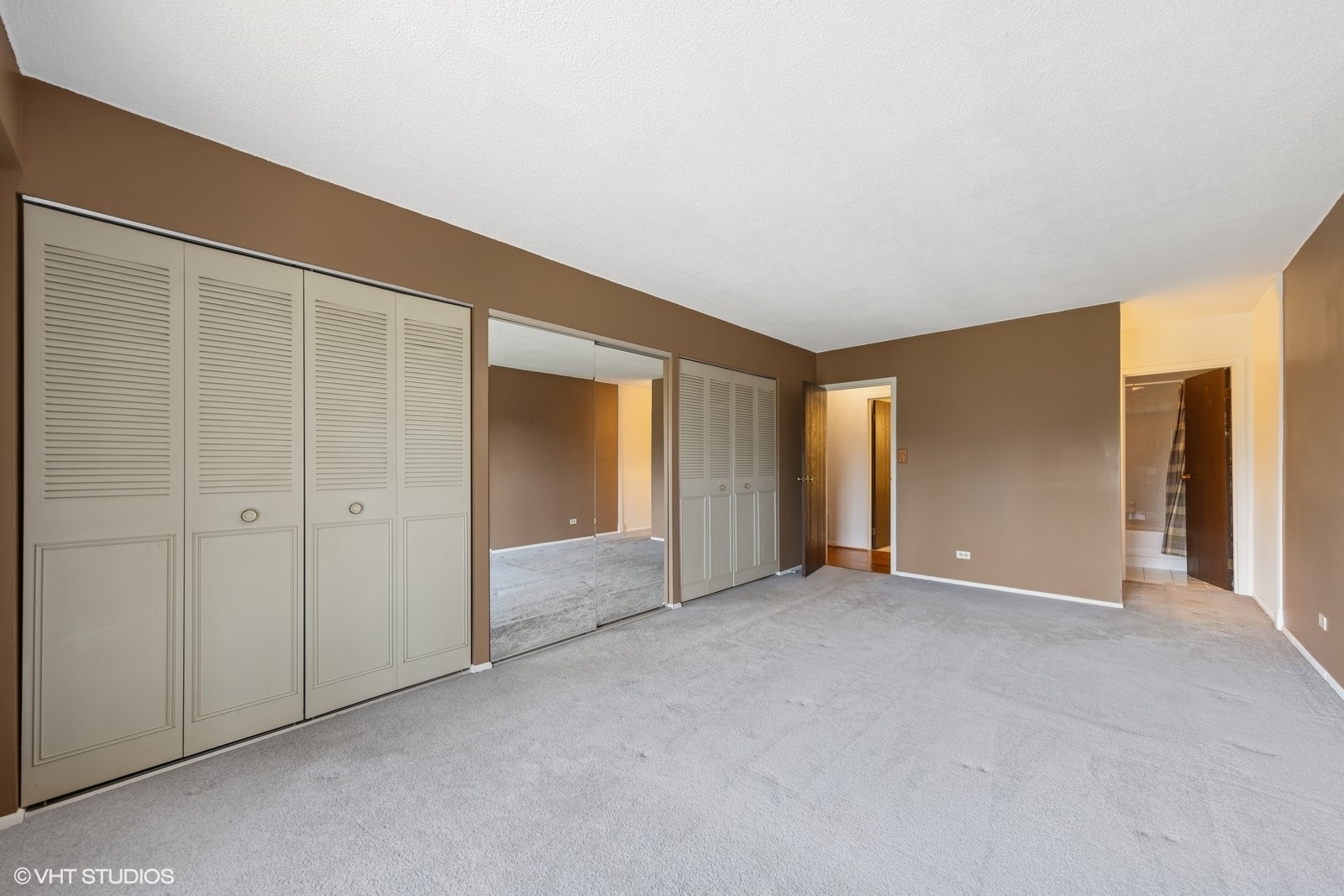 5400 Walnut Avenue #214, Downers Grove, IL 60515