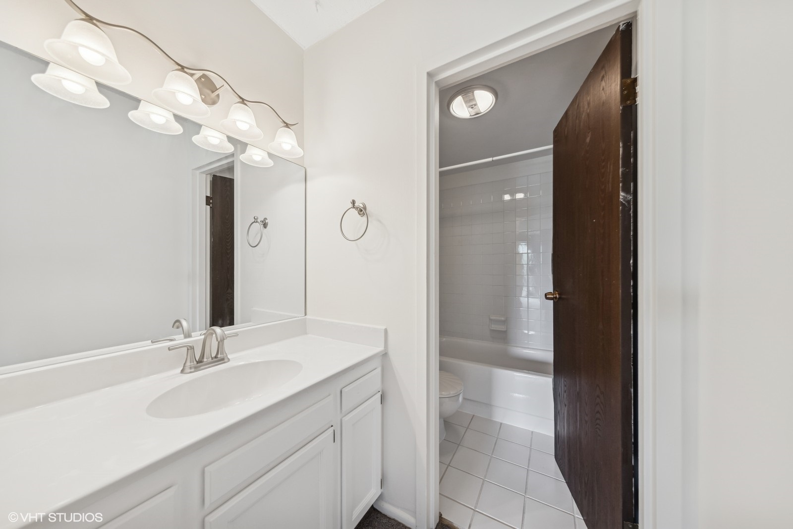 5400 Walnut Avenue #214, Downers Grove, IL 60515