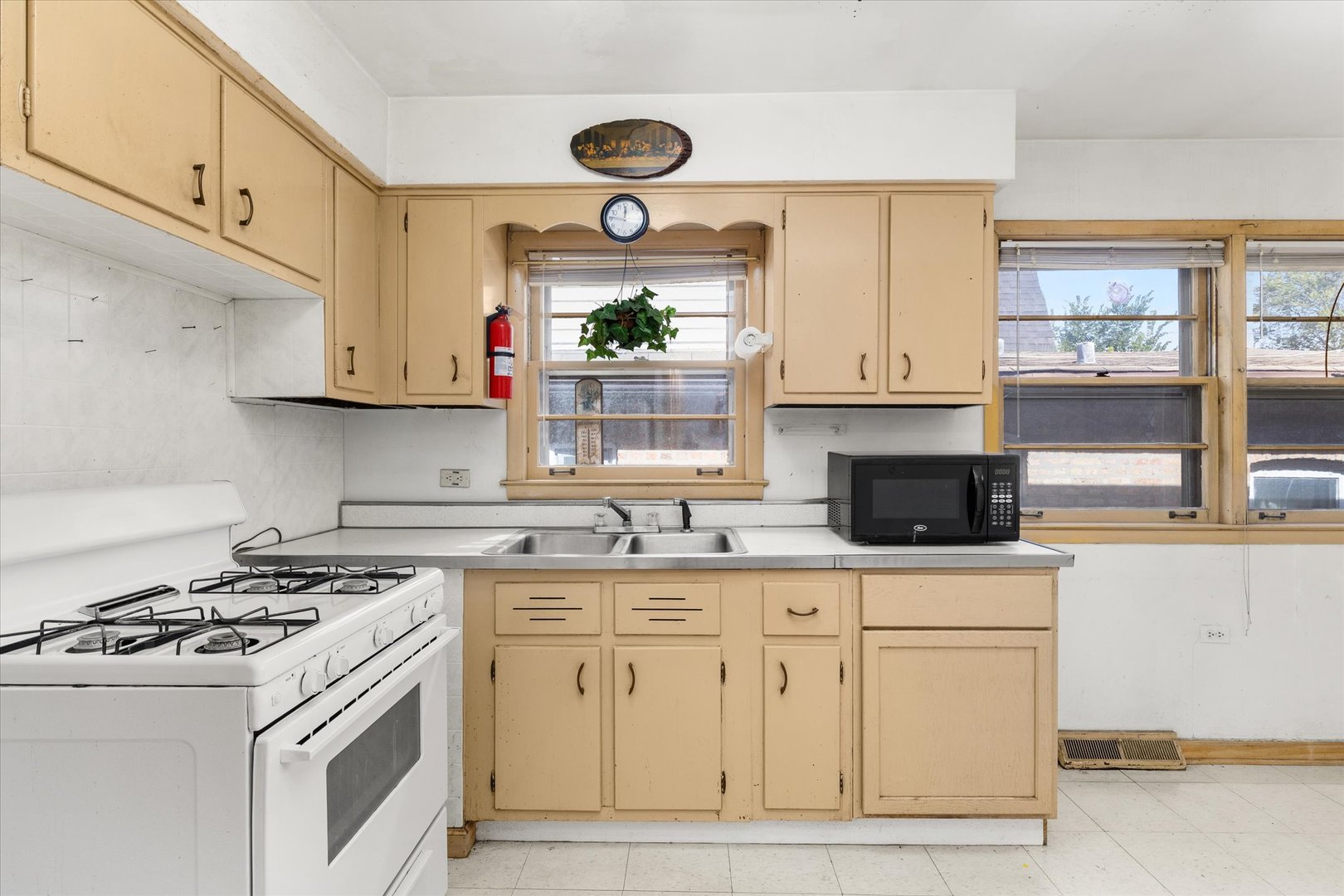 905 N Harding Avenue, Chicago, IL 60651