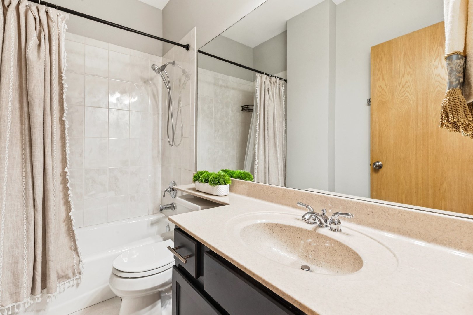 1738 W Belmont Avenue #1R, Chicago, IL 60657