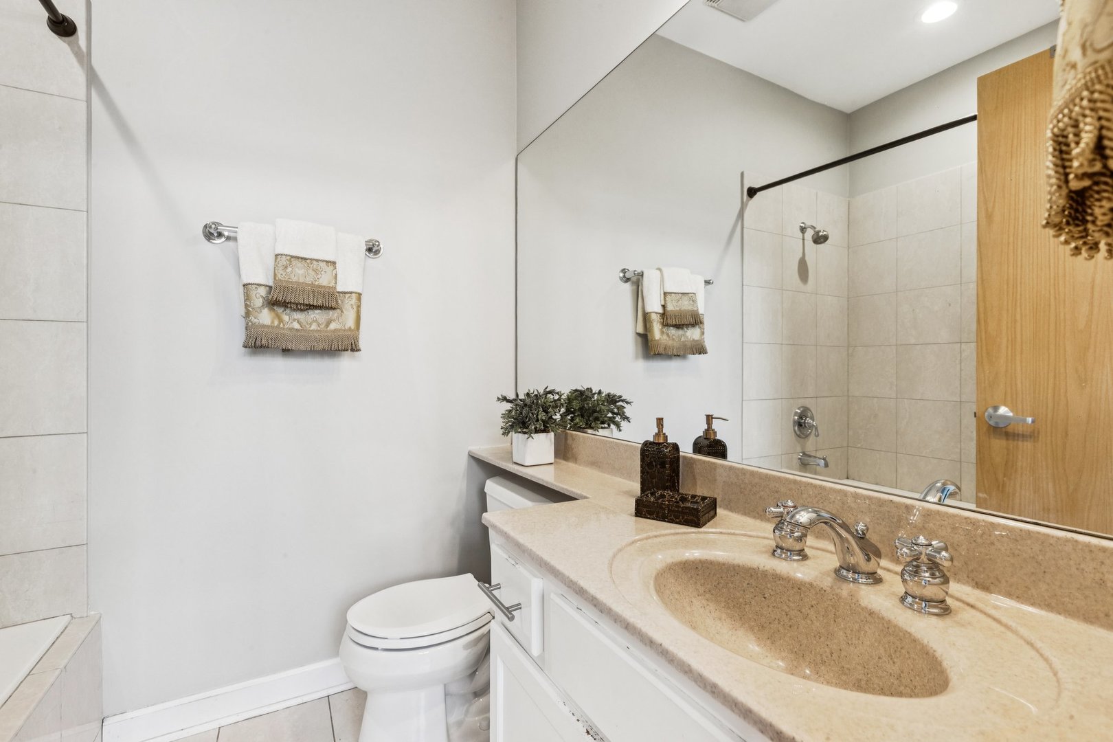 1738 W Belmont Avenue #1R, Chicago, IL 60657