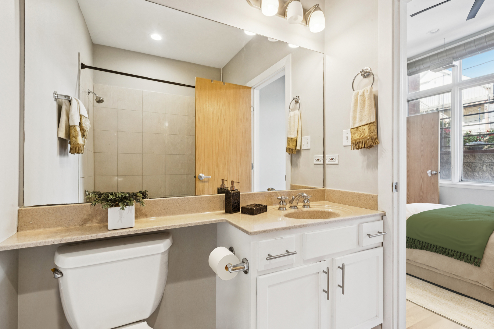 1738 W Belmont Avenue #1R, Chicago, IL 60657