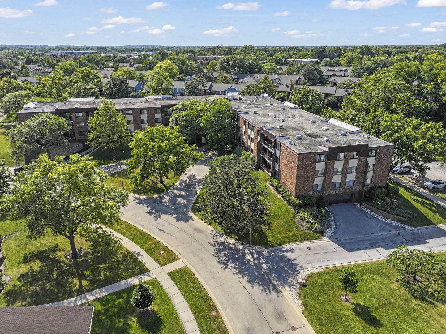 440 Raintree Court #1M, Glen Ellyn, IL 60137