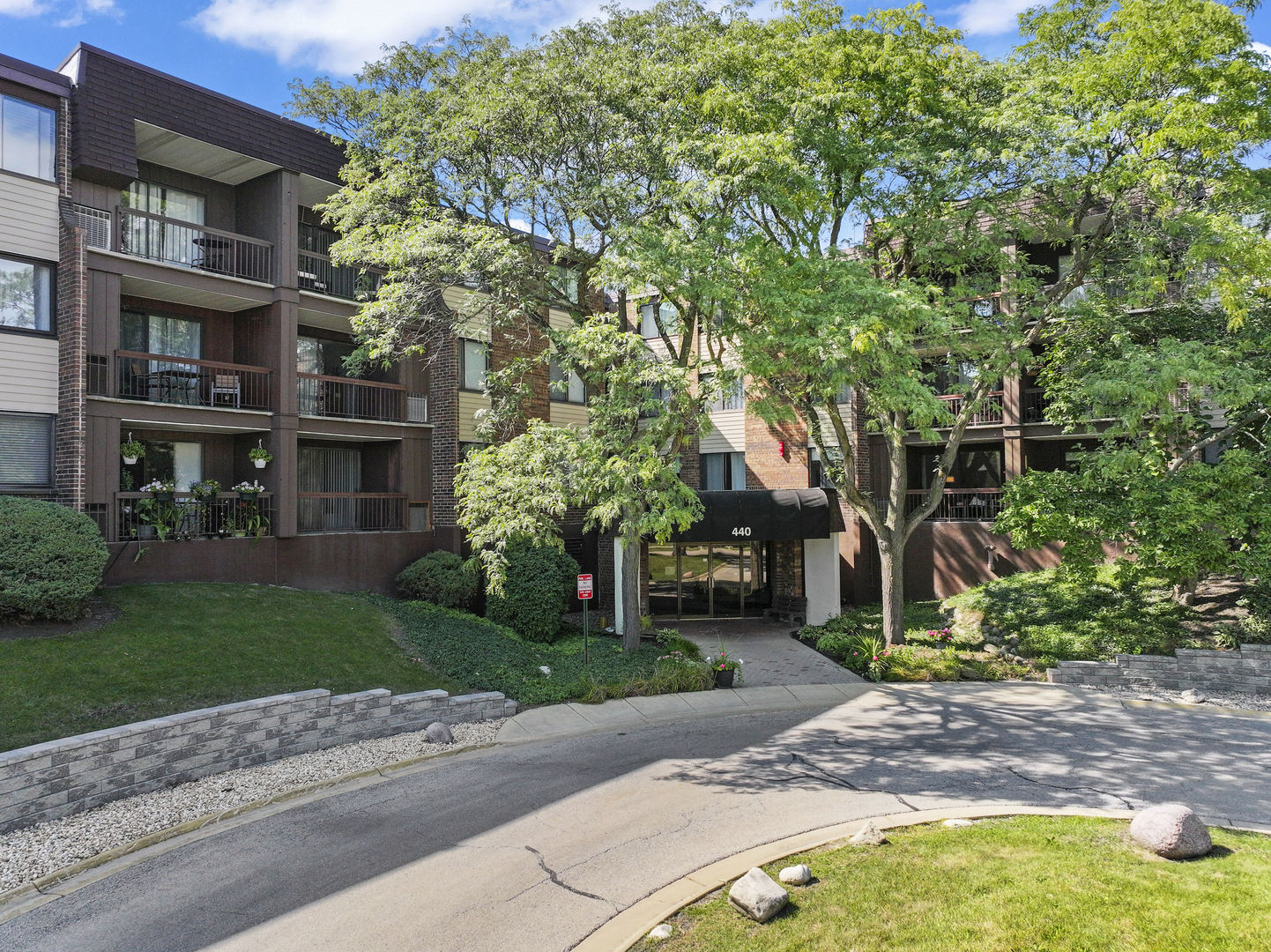 440 Raintree Court #1M, Glen Ellyn, IL 60137