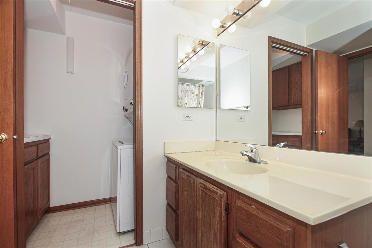 1600 E Thacker Street #706, Des Plaines, IL 60016