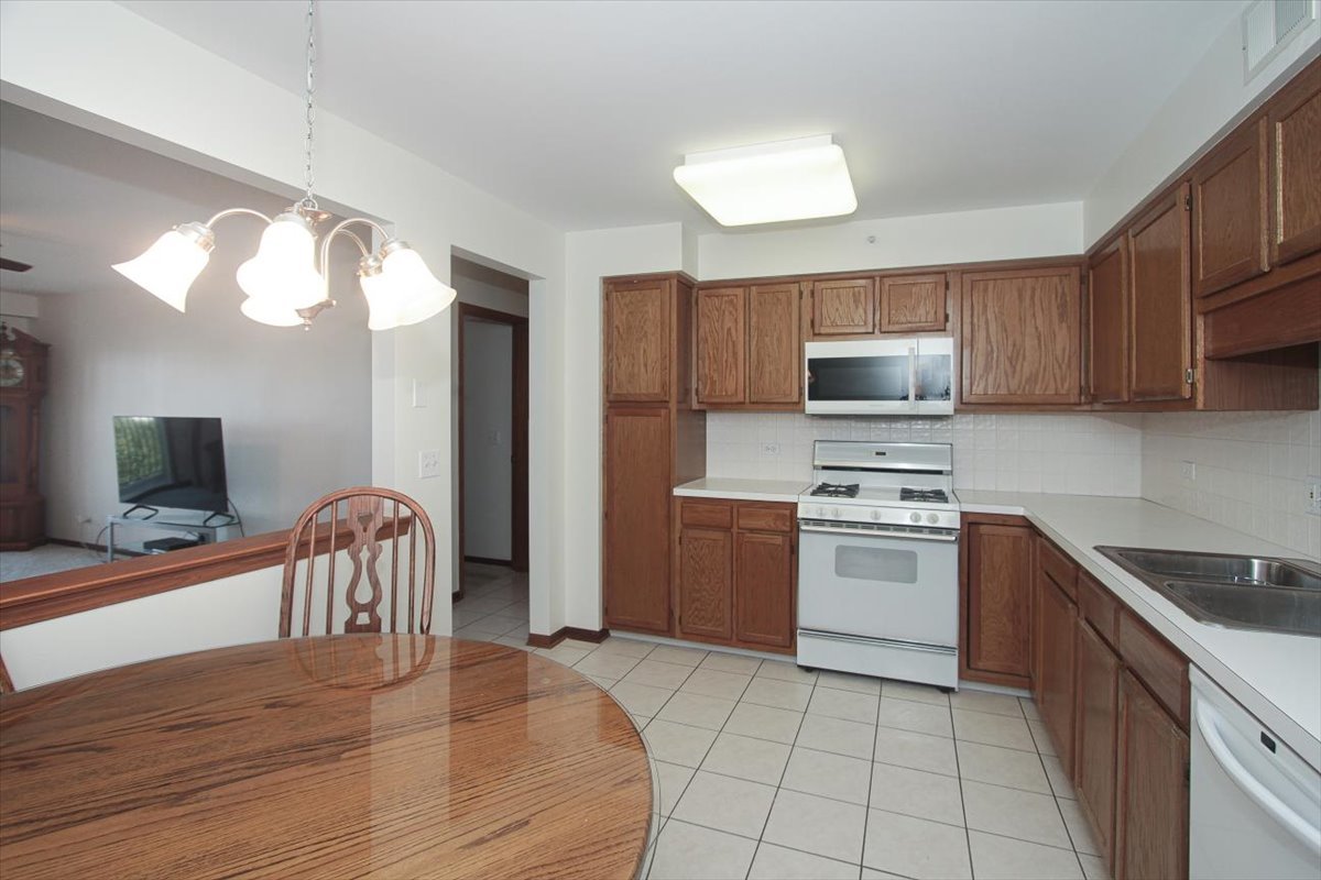 1600 E Thacker Street #706, Des Plaines, IL 60016