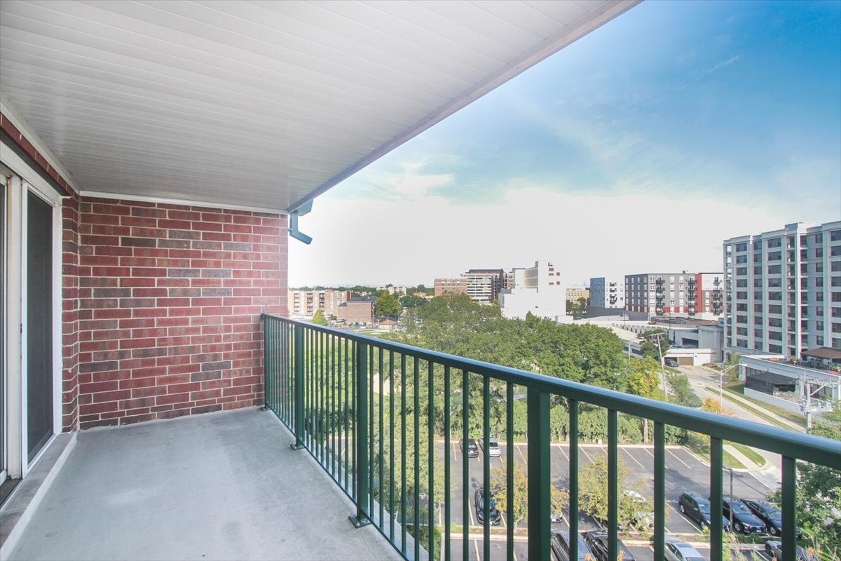 1600 E Thacker Street #706, Des Plaines, IL 60016