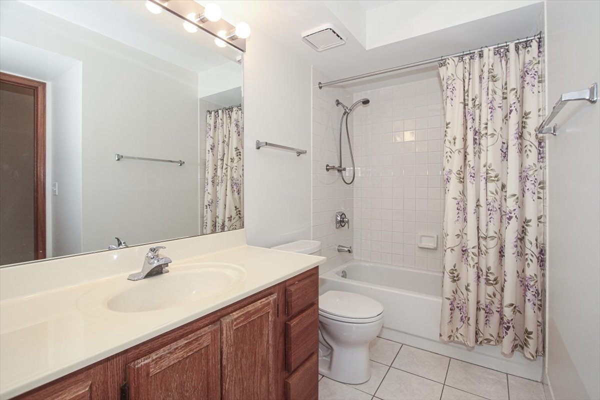 1600 E Thacker Street #706, Des Plaines, IL 60016