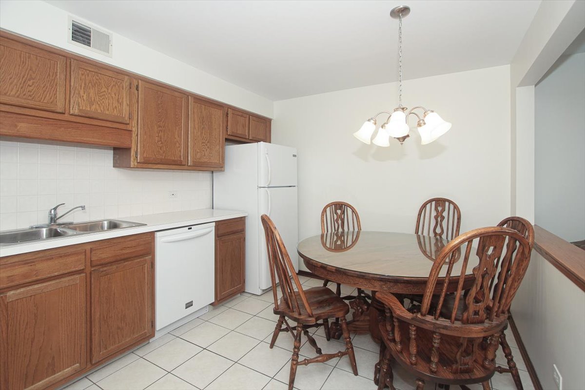 1600 E Thacker Street #706, Des Plaines, IL 60016