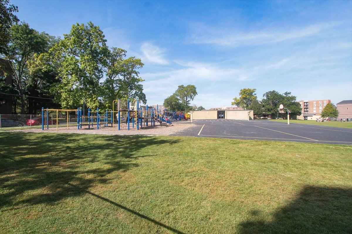 1600 E Thacker Street #706, Des Plaines, IL 60016