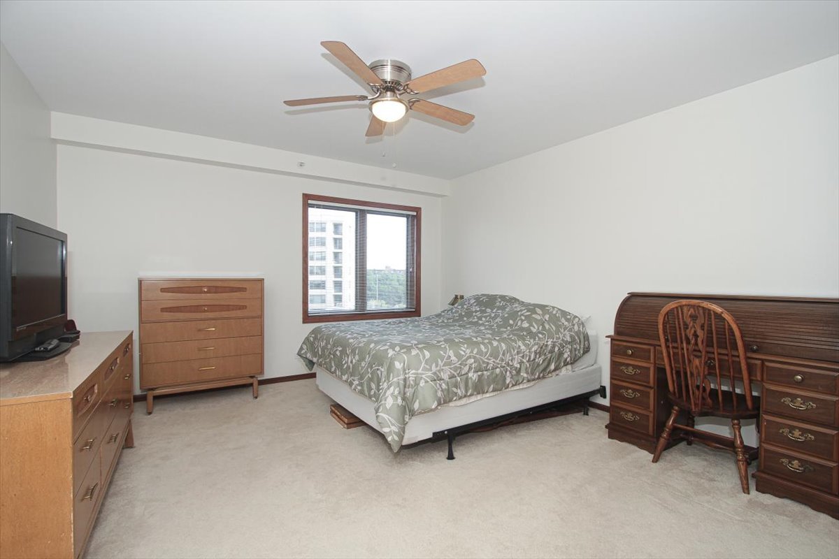 1600 E Thacker Street #706, Des Plaines, IL 60016