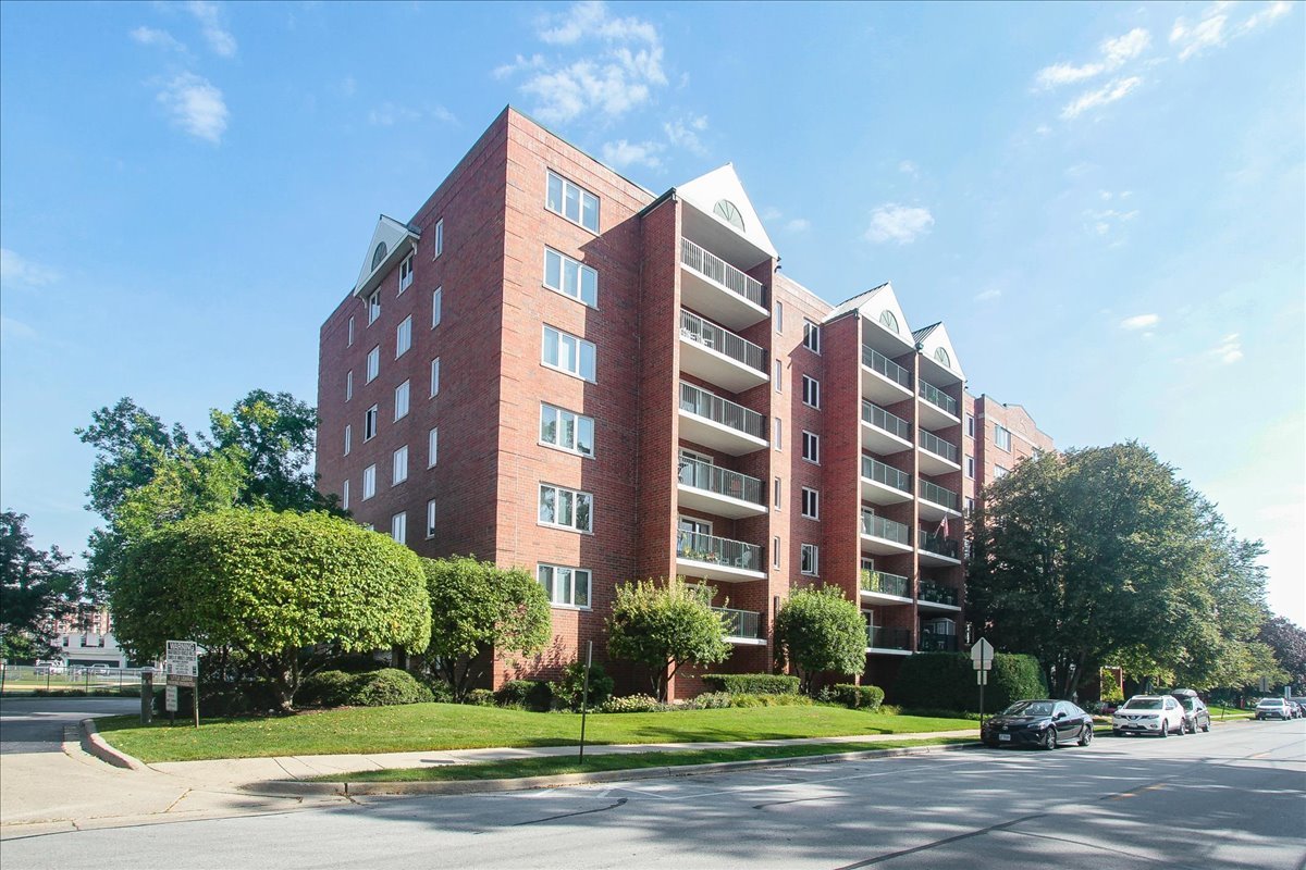 1600 E Thacker Street #706, Des Plaines, IL 60016