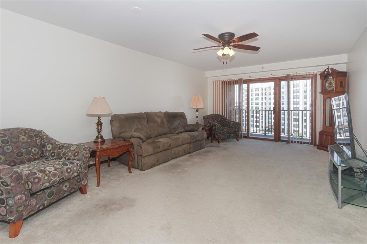 1600 E Thacker Street #706, Des Plaines, IL 60016