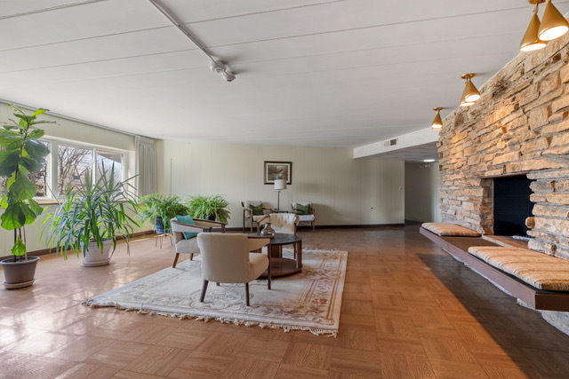 5540 Walnut Avenue #11B, Downers Grove, IL 60515