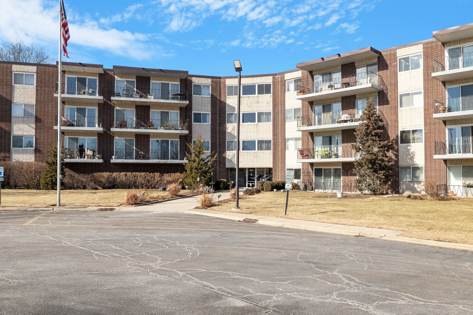 5540 Walnut Avenue #11B, Downers Grove, IL 60515
