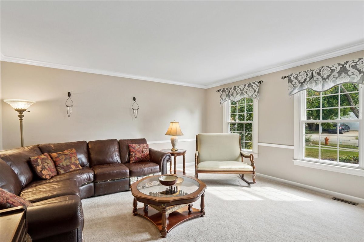 1572 Clemson Drive, Naperville, IL 60565