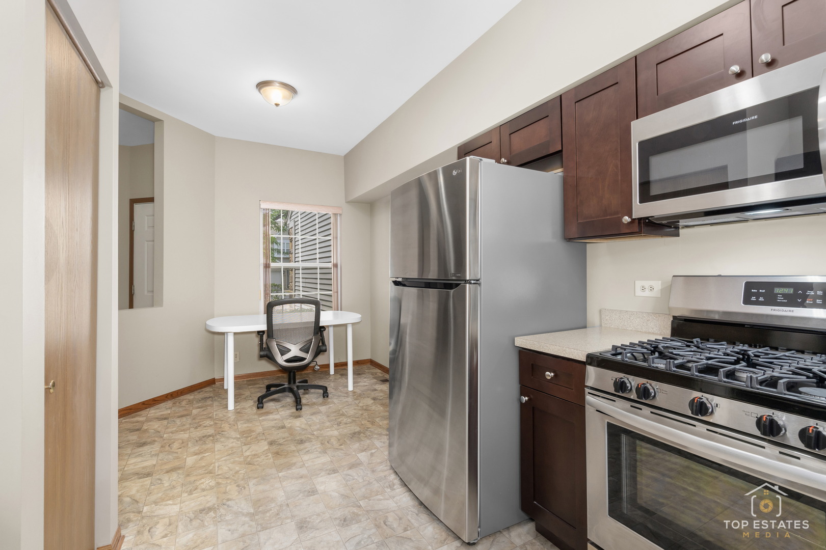 951 Viewpoint Drive #951, Lake In The Hills, IL 60156