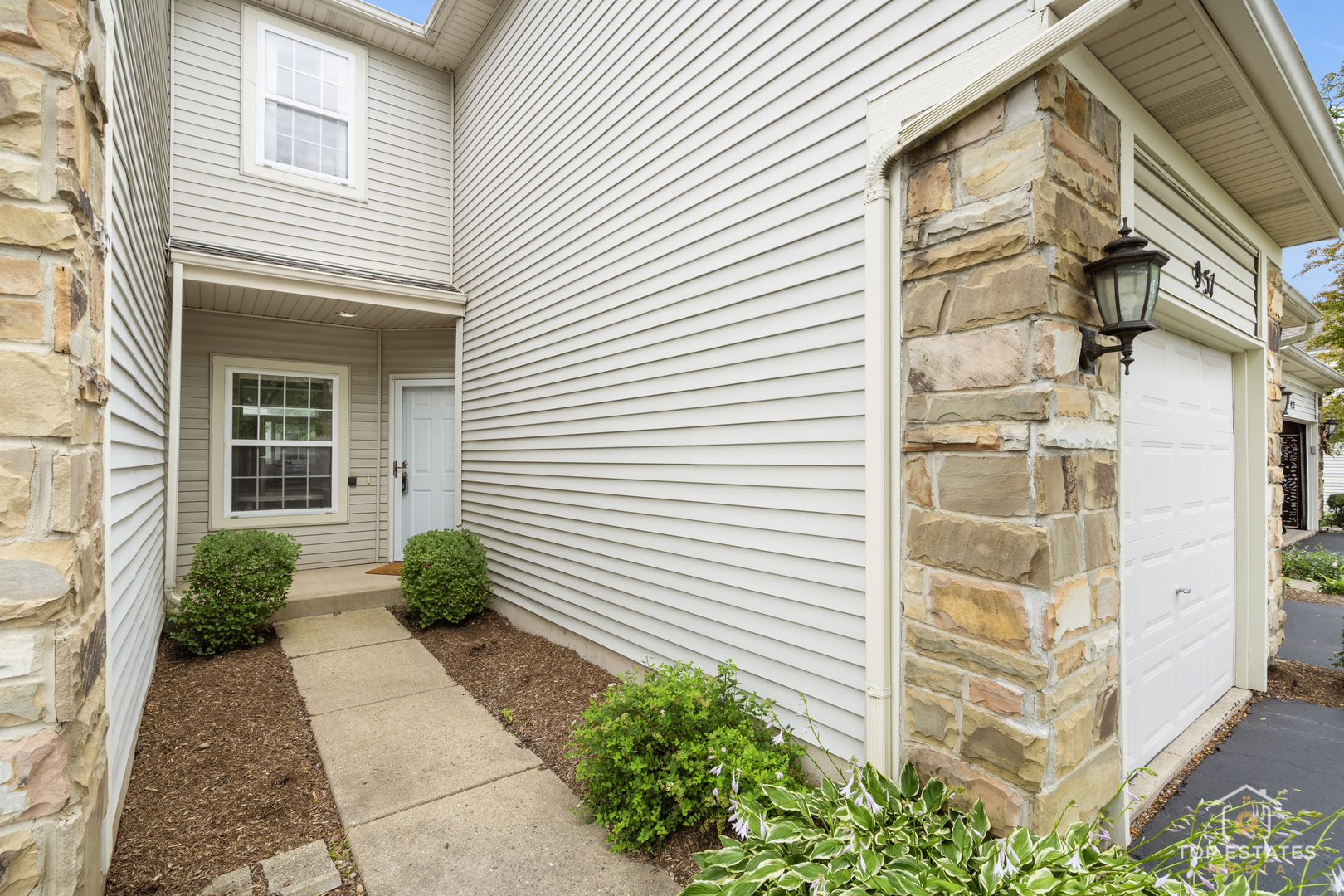 951 Viewpoint Drive #951, Lake In The Hills, IL 60156