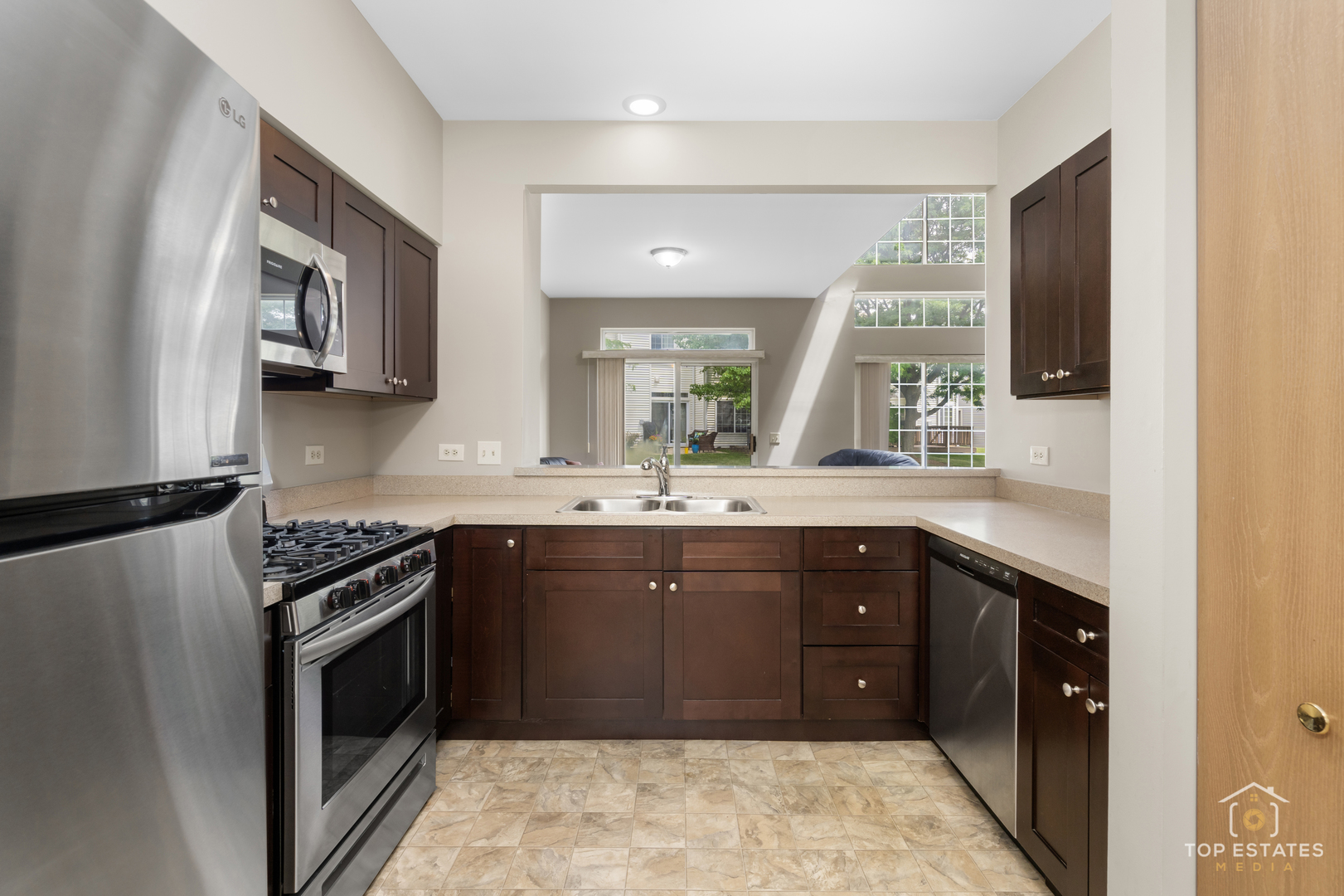 951 Viewpoint Drive #951, Lake In The Hills, IL 60156