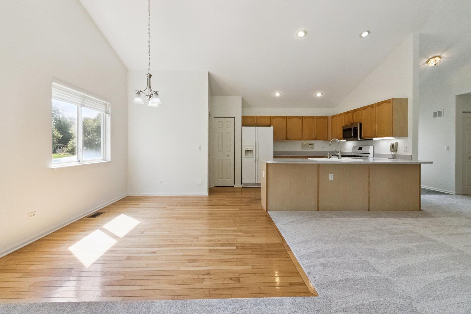 2 Melbourne Court, Lake In The Hills, IL 60156