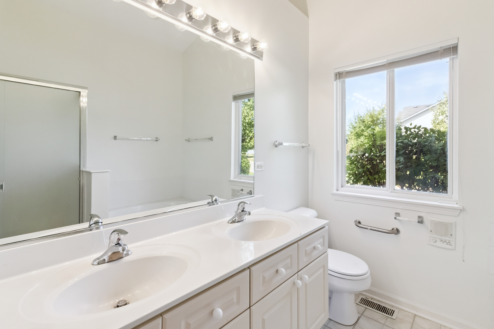 2 Melbourne Court, Lake In The Hills, IL 60156