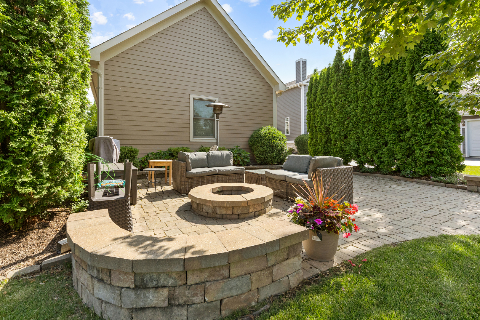 700 E Sunnyside Avenue, Libertyville, IL 60048
