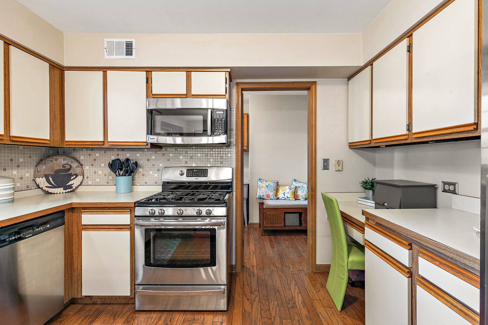 718 N Point Drive, Schaumburg, IL 60193