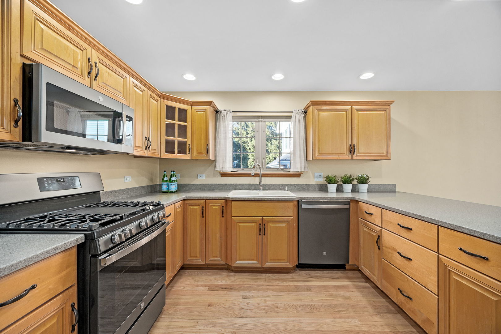 912 Middleton Avenue, Lisle, IL 60532