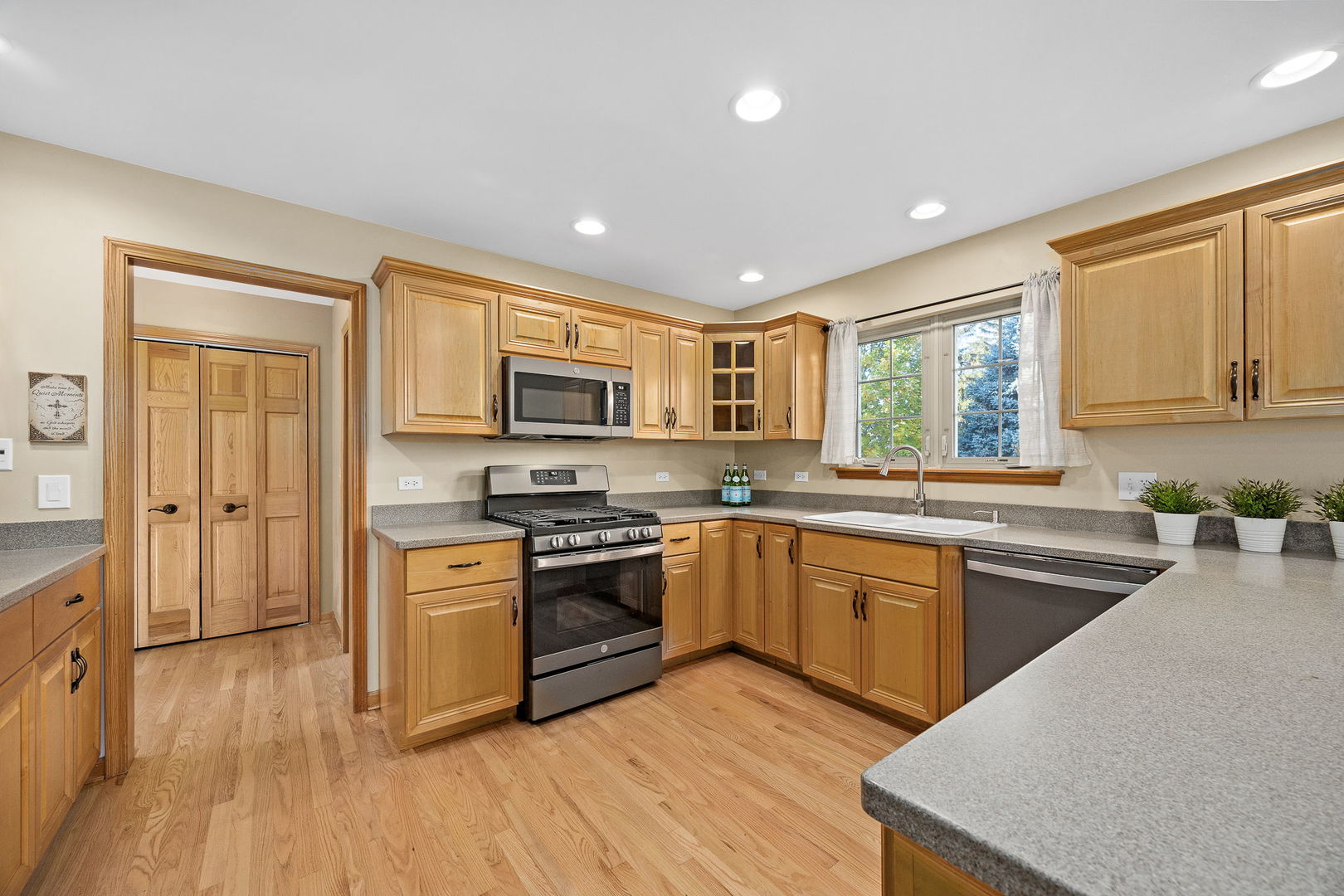 912 Middleton Avenue, Lisle, IL 60532