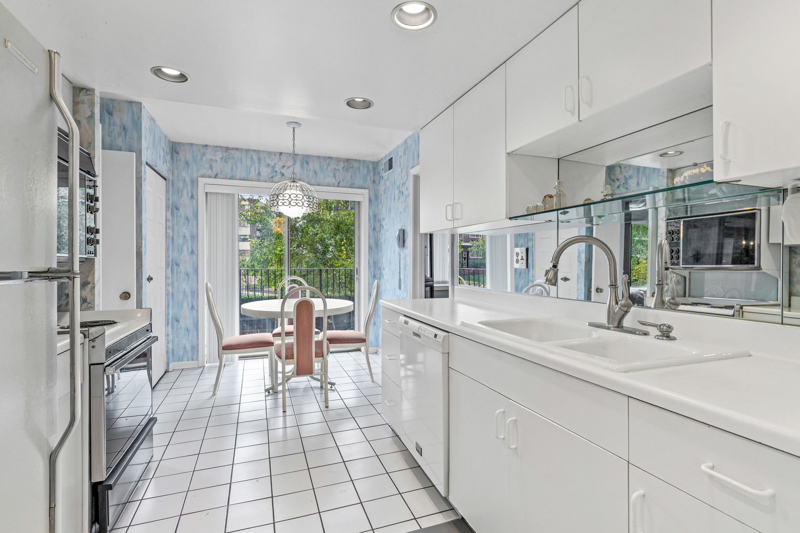 9529 Bronx Avenue #102, Skokie, IL 60077