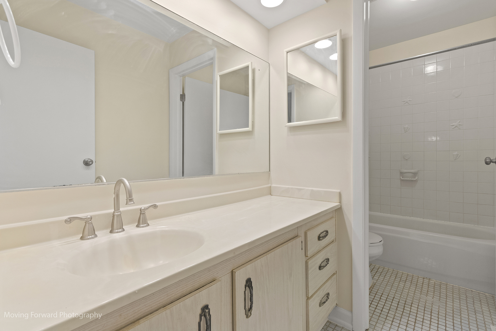 25 W Wrightwood Avenue, Glendale Heights, IL 60139