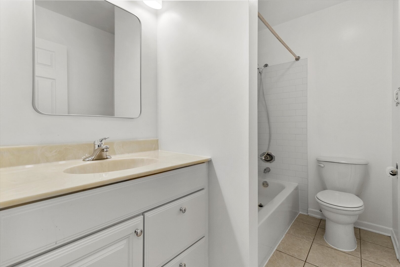 850 SHELDON Court #D, Wheaton, IL 60189