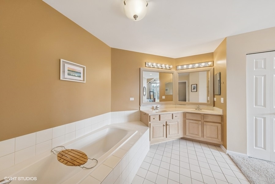 6262 Edgebrook Lane, Indian Head Park, IL 60525