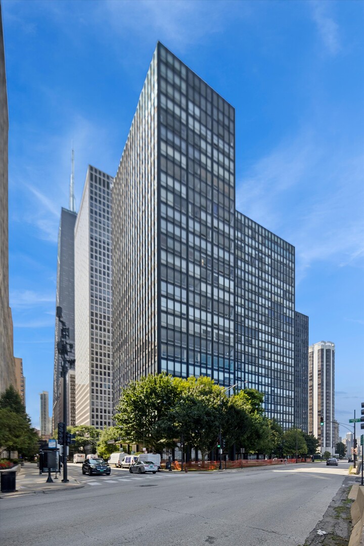 860 N Lake Shore Drive #8M, Chicago, IL 60611