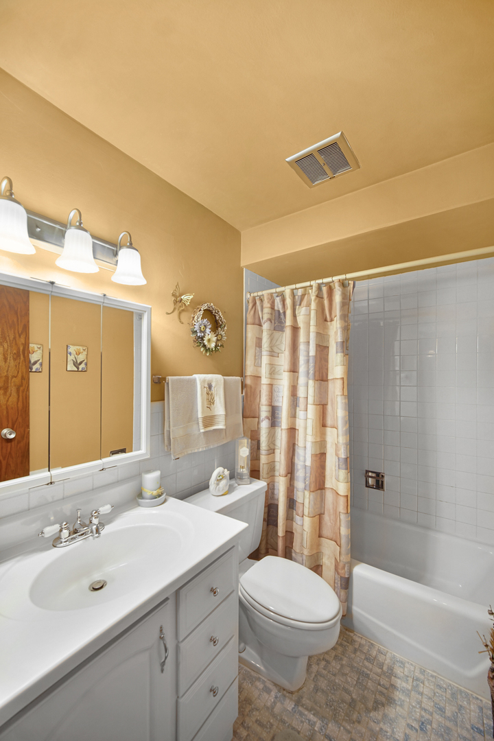 4125 W 97th Place #206, Oak Lawn, IL 60453