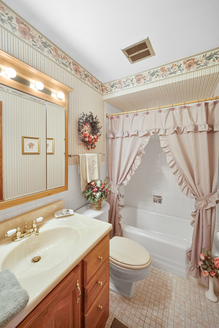 4125 W 97th Place #206, Oak Lawn, IL 60453