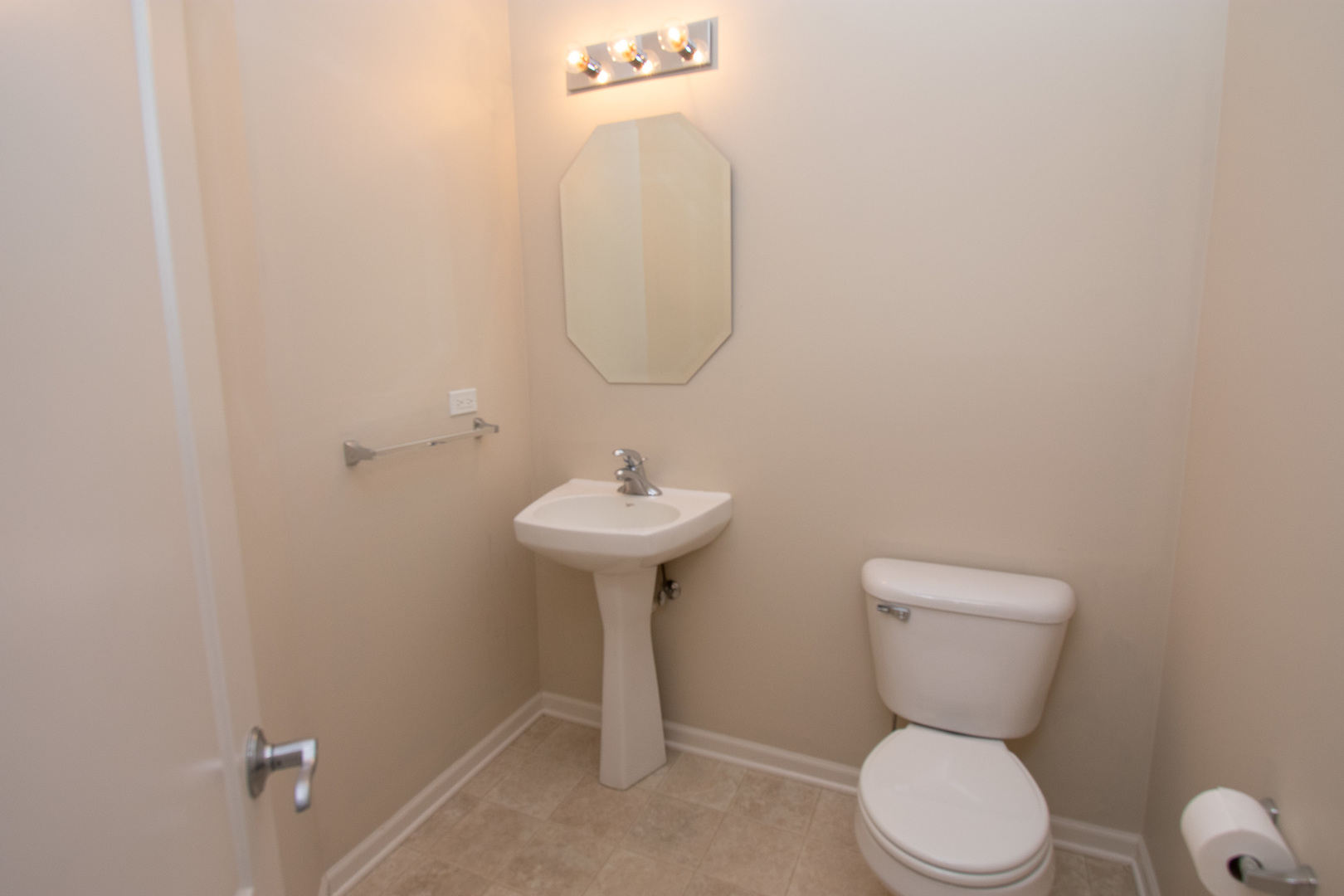 228 STATION PARK Circle, Grayslake, IL 60030