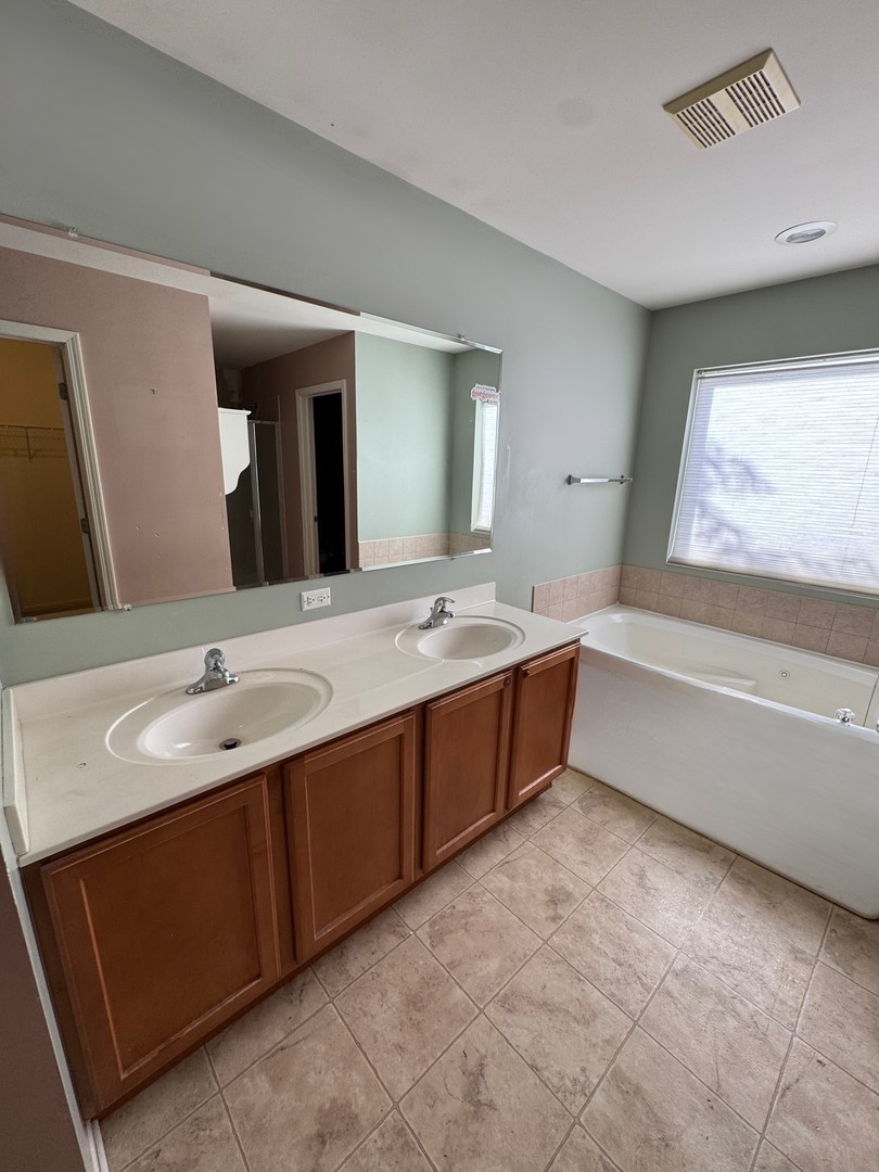 313 Kensington Drive, Oswego, IL 60543