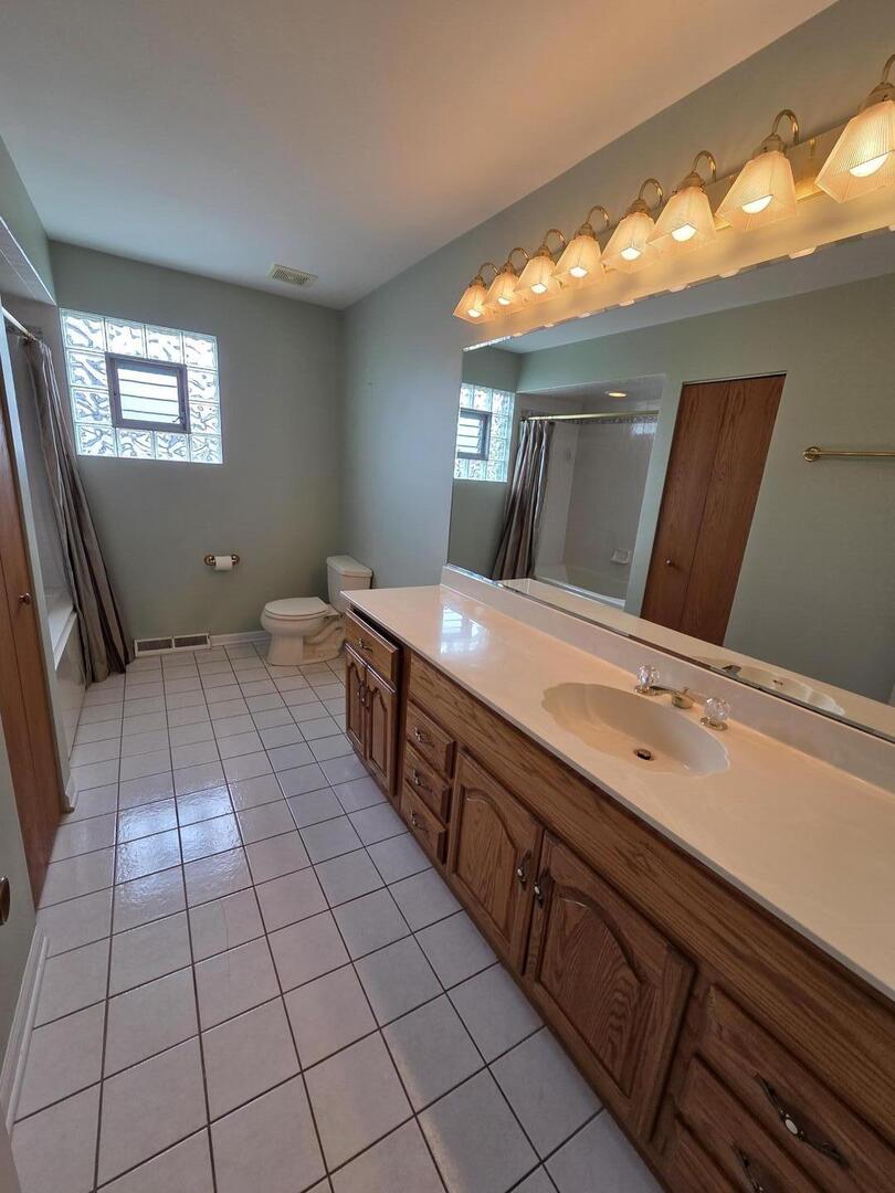 8900 W 93rd Street, Hickory Hills, IL 60457