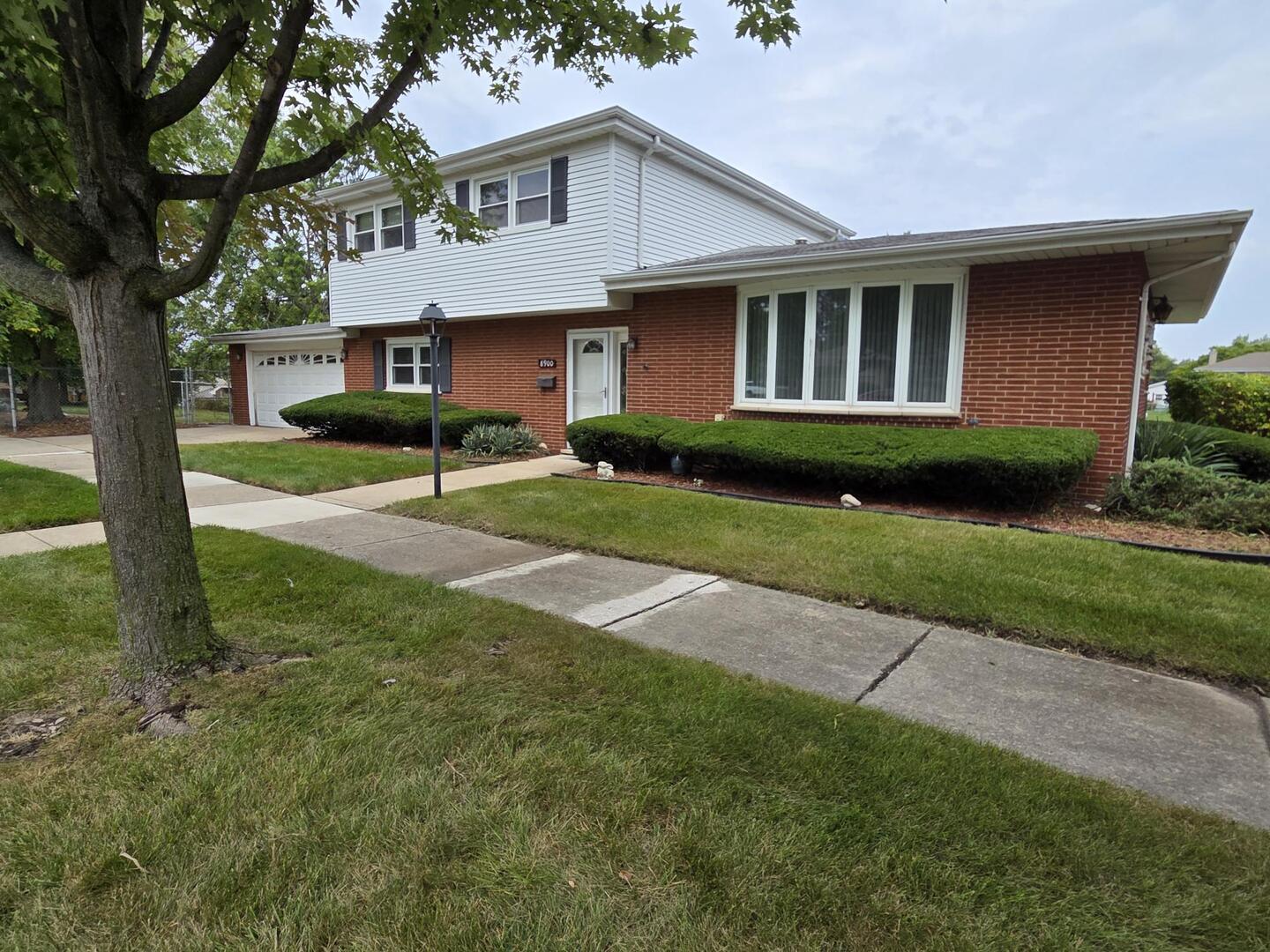 8900 W 93rd Street, Hickory Hills, IL 60457