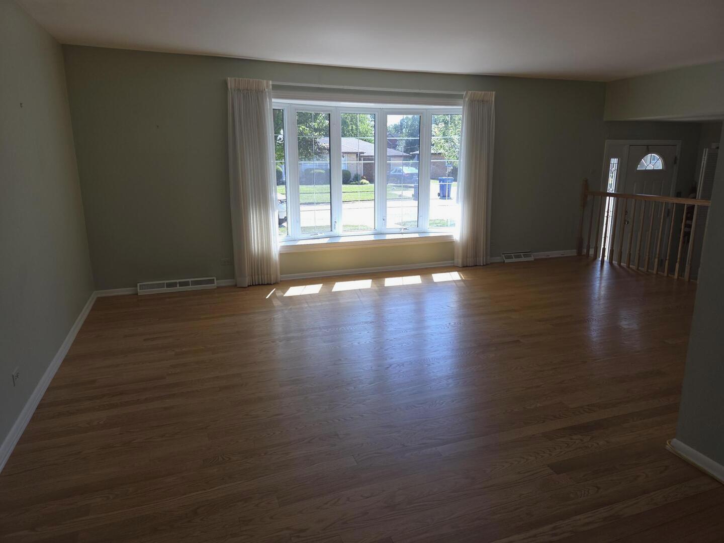 8900 W 93rd Street, Hickory Hills, IL 60457