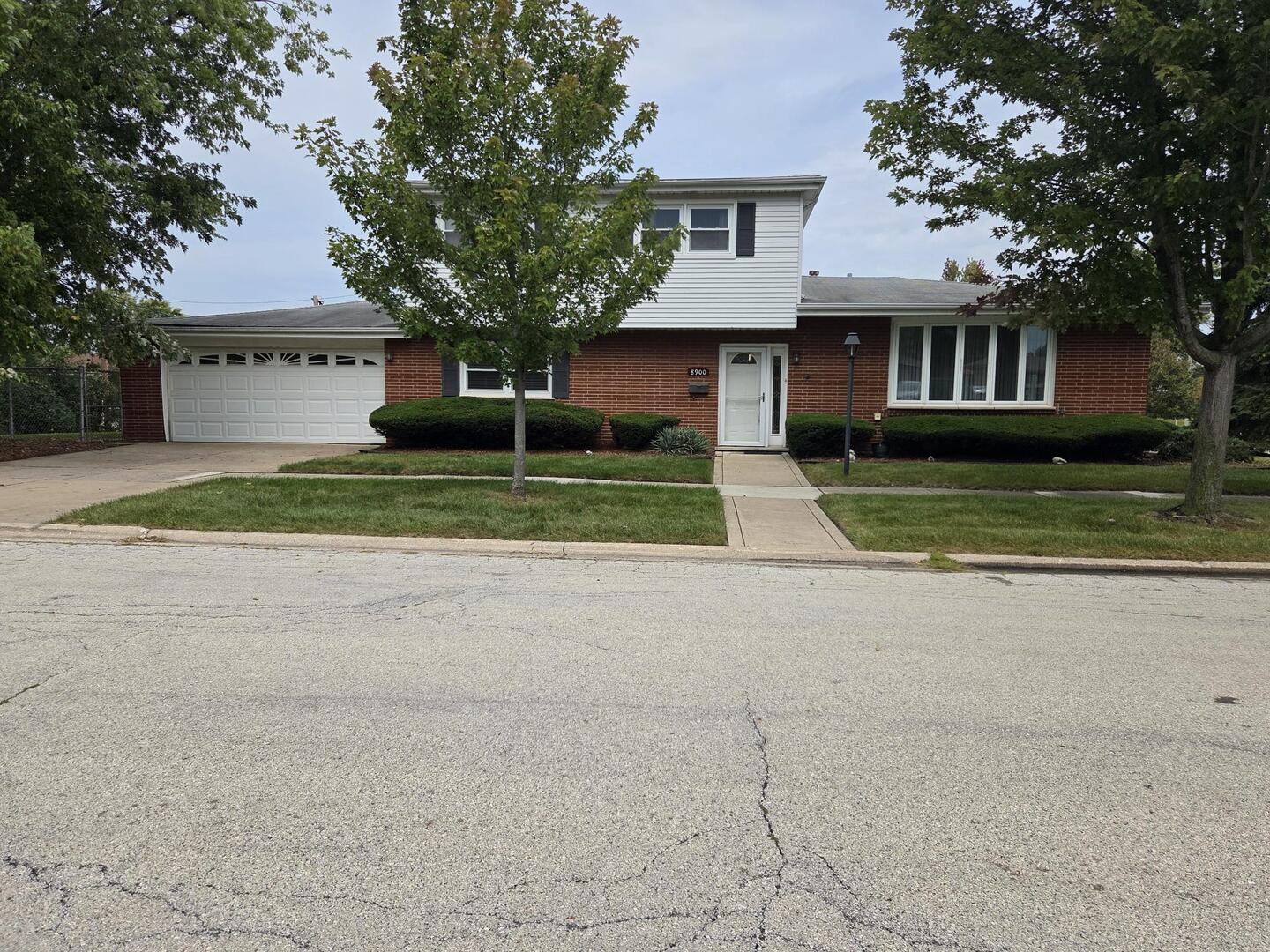 8900 W 93rd Street, Hickory Hills, IL 60457