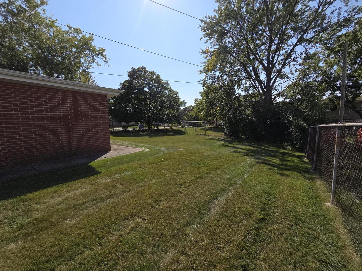 8900 W 93rd Street, Hickory Hills, IL 60457