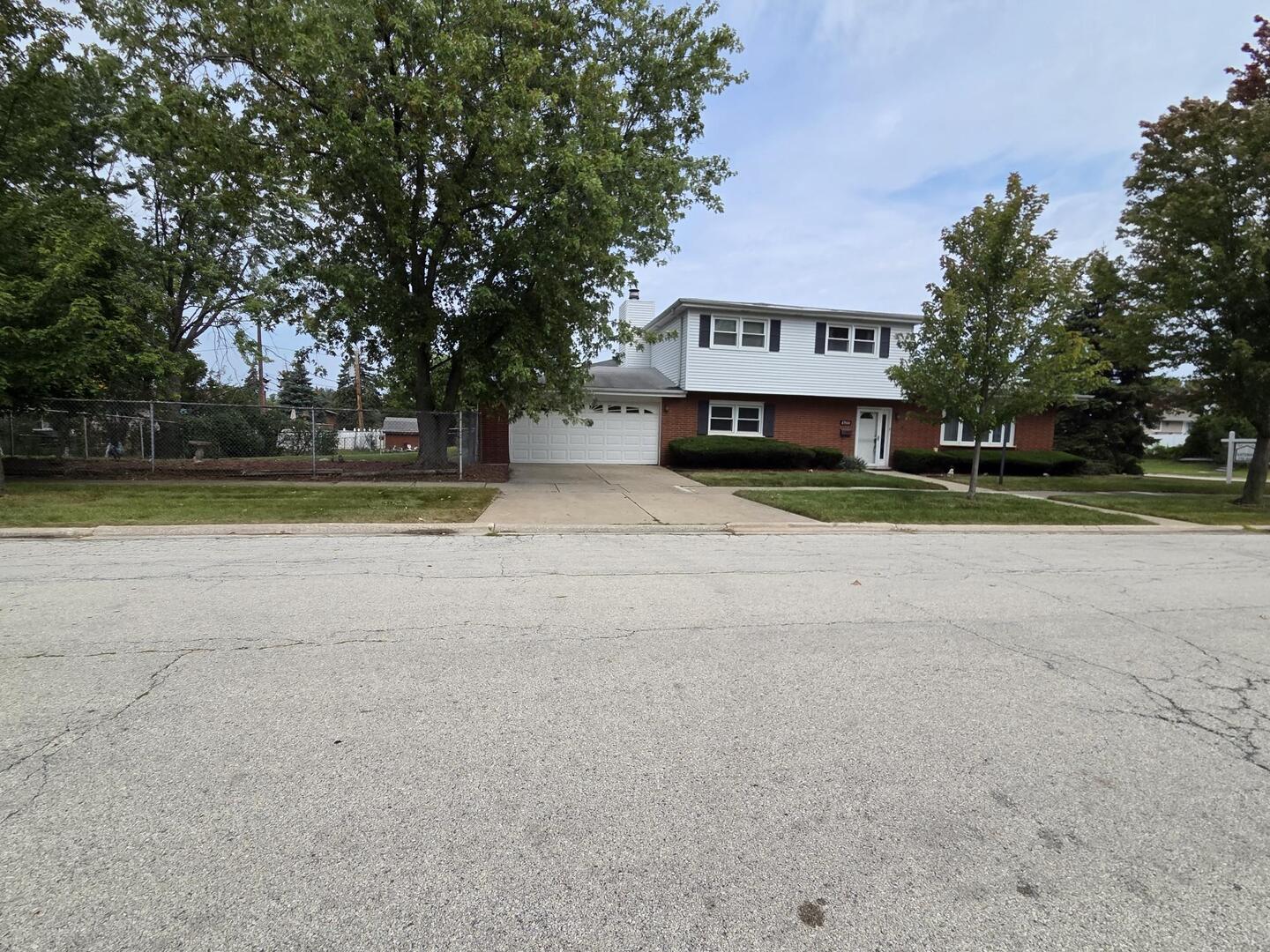 8900 W 93rd Street, Hickory Hills, IL 60457