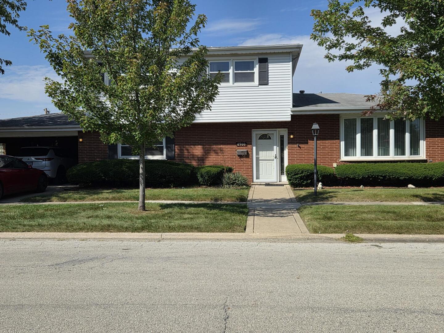 8900 W 93rd Street, Hickory Hills, IL 60457