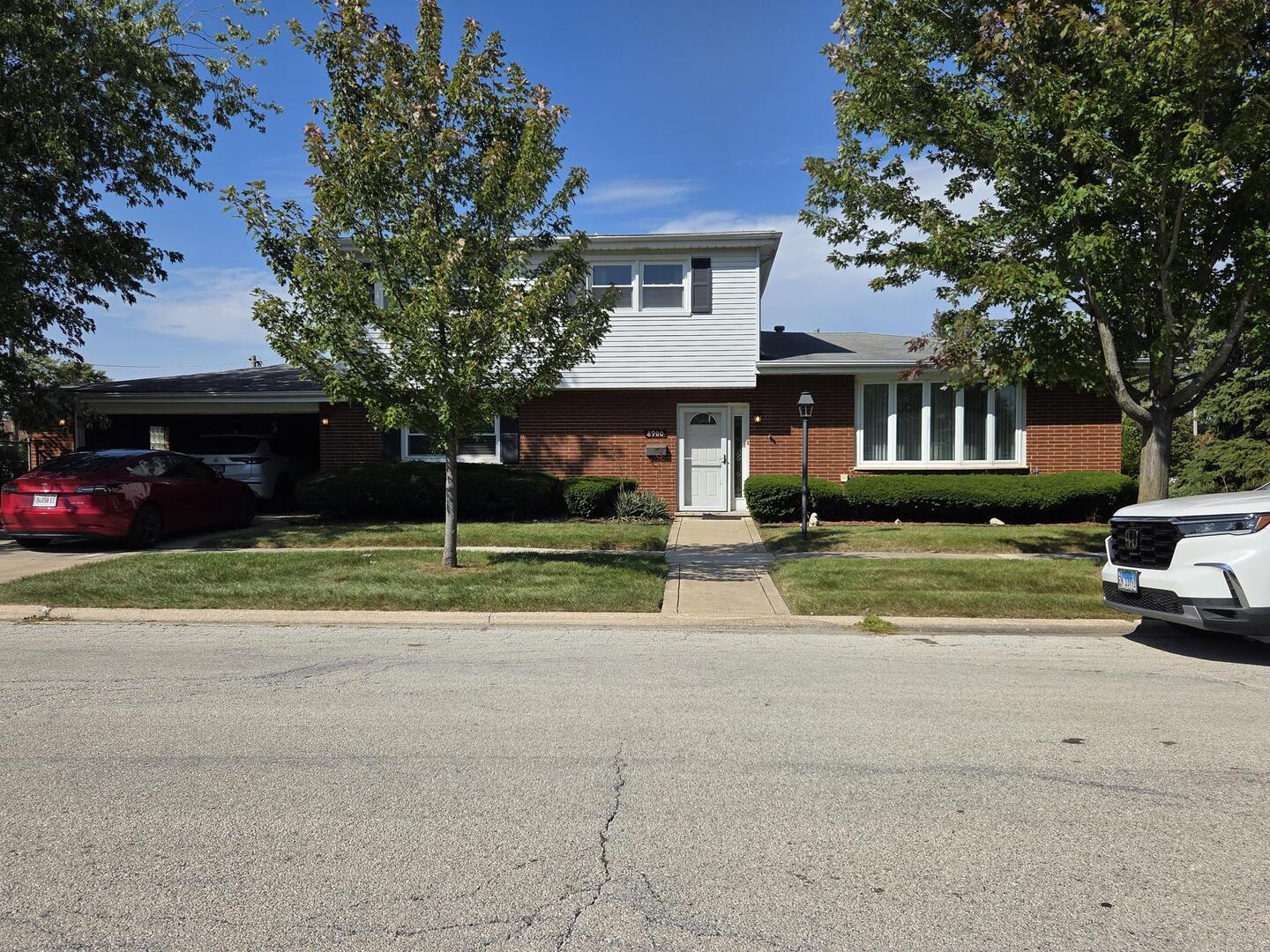 8900 W 93rd Street, Hickory Hills, IL 60457