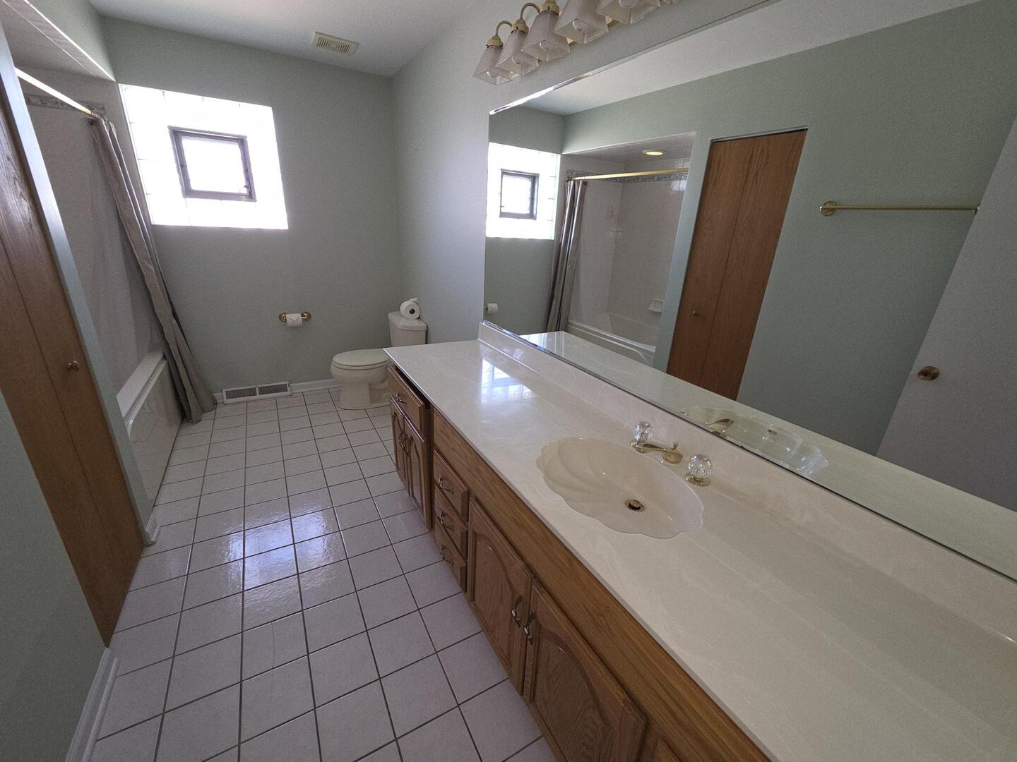 8900 W 93rd Street, Hickory Hills, IL 60457