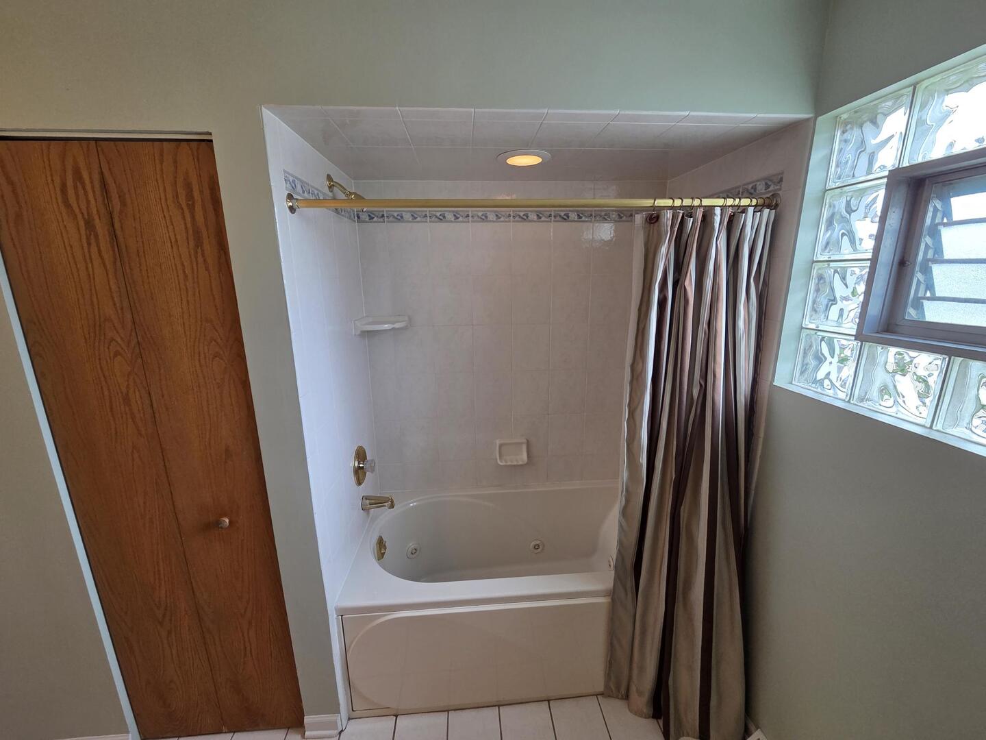 8900 W 93rd Street, Hickory Hills, IL 60457