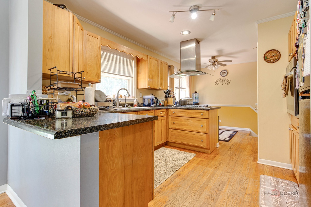 23W073 Dickens Avenue, Glen Ellyn, IL 60137