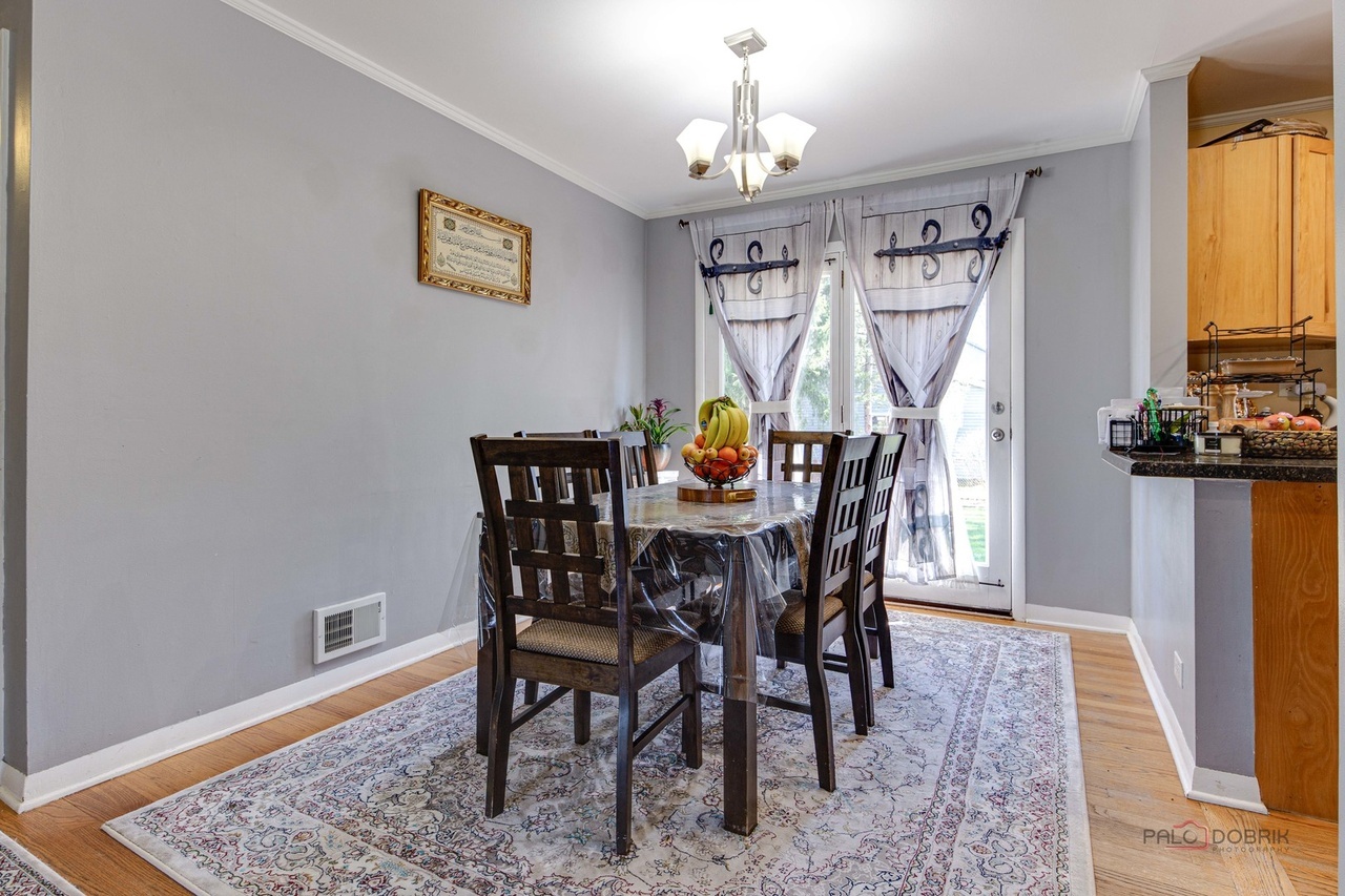 23W073 Dickens Avenue, Glen Ellyn, IL 60137